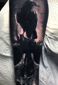 手臂令人毛骨悚然的黑色写实乌鸦与骷髅纹身图案