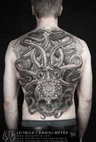 满背阿兹特克风格的黑白神秘章鱼骷髅纹身图案