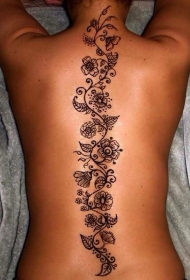 背部黑色的花卉藤蔓纹身图案