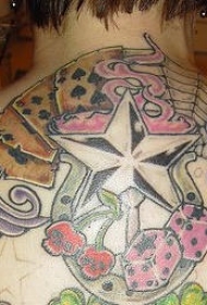 背部彩色的多米诺和五角星纹身图案