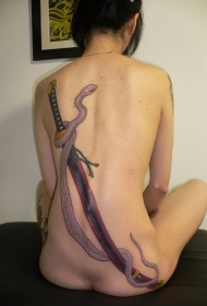 满背彩绘日本武士刀与蛇纹身图案