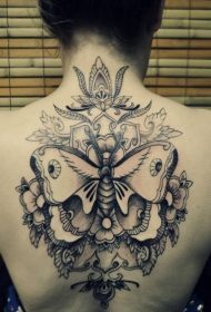 背部黑色花朵蝴蝶个性纹身图案
