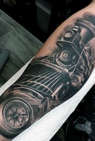 手臂黑白写实的旧火车和钟表纹身图案