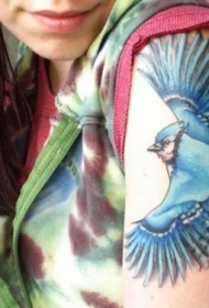 大臂飞行的蓝色鸟纹身图案