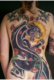 背部伟大的黑豹和玫瑰花纹身图案