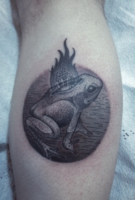 小腿雕刻风格黑色青蛙与火焰纹身图案