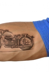 小臂old school奇妙的摩托车纹身图案