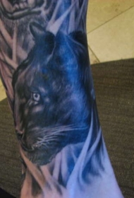 手臂黑色的豹头纹身图案