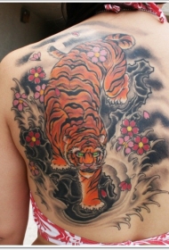 背部亚洲风格的彩色恶魔老虎纹身图案