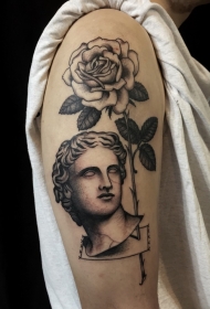 大臂雕刻风格黑色玫瑰与雕像纹身图案