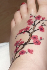 脚背美丽娇嫩的粉红色樱花纹身图案