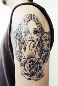 大臂雕刻风格黑色女人与猫兔子和玫瑰纹身图案