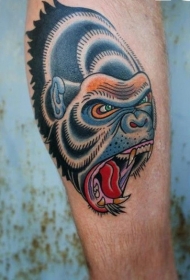 手臂丰富多彩的大猩猩头纹身图案