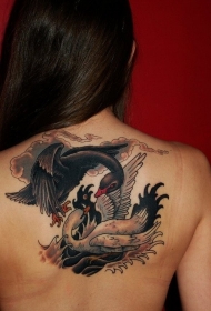 背部战斗的白天鹅和黑天鹅纹身图案