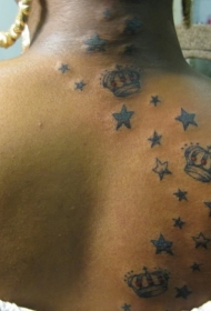背部许多的星星和皇冠纹身图案