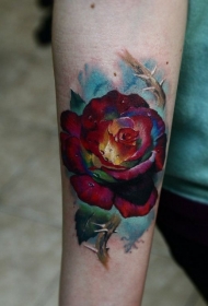 丰富多彩的逼真玫瑰手臂纹身图案