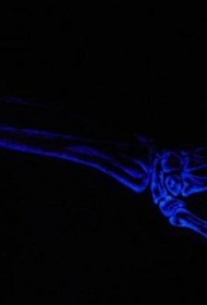 手臂荧光的骨骼纹身图案