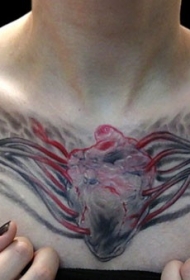 女性胸部写实的彩绘心脏纹身图案