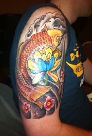 大臂精彩的莲花和鲤鱼彩色纹身图案