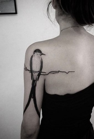 大臂雕刻风格黑色可爱的小鸟纹身图案