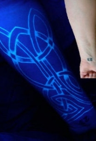 手臂花纹凯尔特风格荧光纹身图案