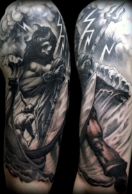 手臂黑灰海神和海浪纹身图案