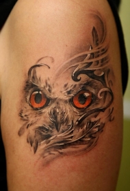 猫头鹰与红眼睛纹身图案