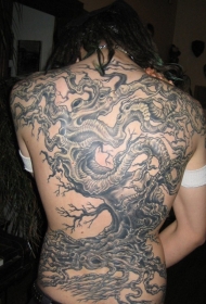 背部黑色的大树纹身图案