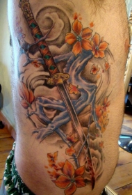 侧肋亚洲传统彩色的武士刀和花朵纹身图案