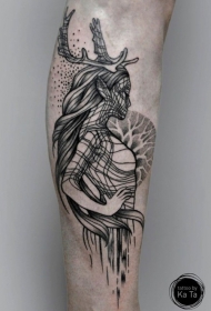 小腿素描风格黑色神秘女人与鹿角纹身图案