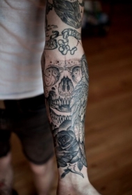手臂简单的黑色点刺骷髅与玫瑰纹身图案