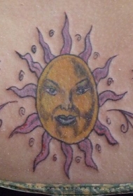 腰部粉红色和黄色的太阳纹身图案