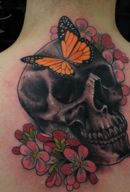 背部彩色的骷髅与花朵和蝴蝶纹身图案