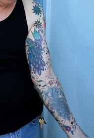 手臂美丽的蓝色小鸟孔雀纹身图案