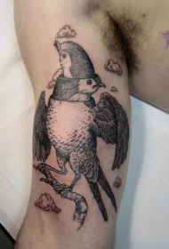 手臂奇妙的黑色鸟与两个头部纹身图案