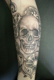 手臂骷髅与花卉灰色纹身图案