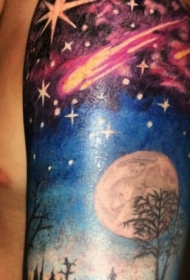 手臂美妙的彩色夜空和树纹身图案