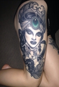 一个美丽的女人与猫大腿纹身图案