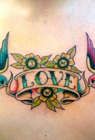 胸部彩色燕子与花朵字母纹身图案