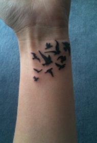 手腕上的黑色经典小鸟纹身图案