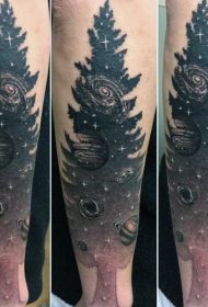 手臂设计的黑色大树与太空行星纹身图案