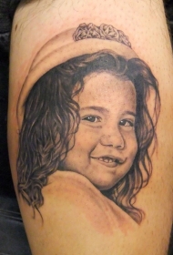 可爱逼真的黑白小女孩肖像手臂纹身图案