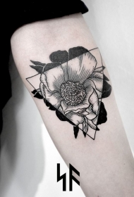 手臂黑色线条花朵与三角形纹身图案