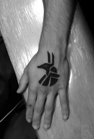 手背黑色的埃及神纹身图案