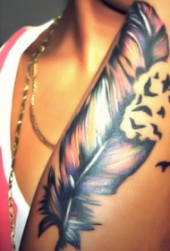 女孩手臂美丽的羽毛小鸟纹身图案
