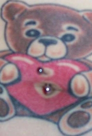 泰迪熊与红色心形纹身图案