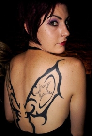 女生背部部落蝴蝶翅膀纹身图案