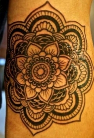 手臂黑色的曼陀罗花纹身图案