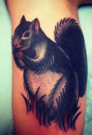 手臂上黑色和灰色的松鼠纹身图案