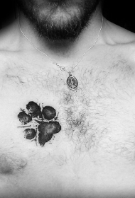 水彩风格黑色狗爪打印胸部纹身图案